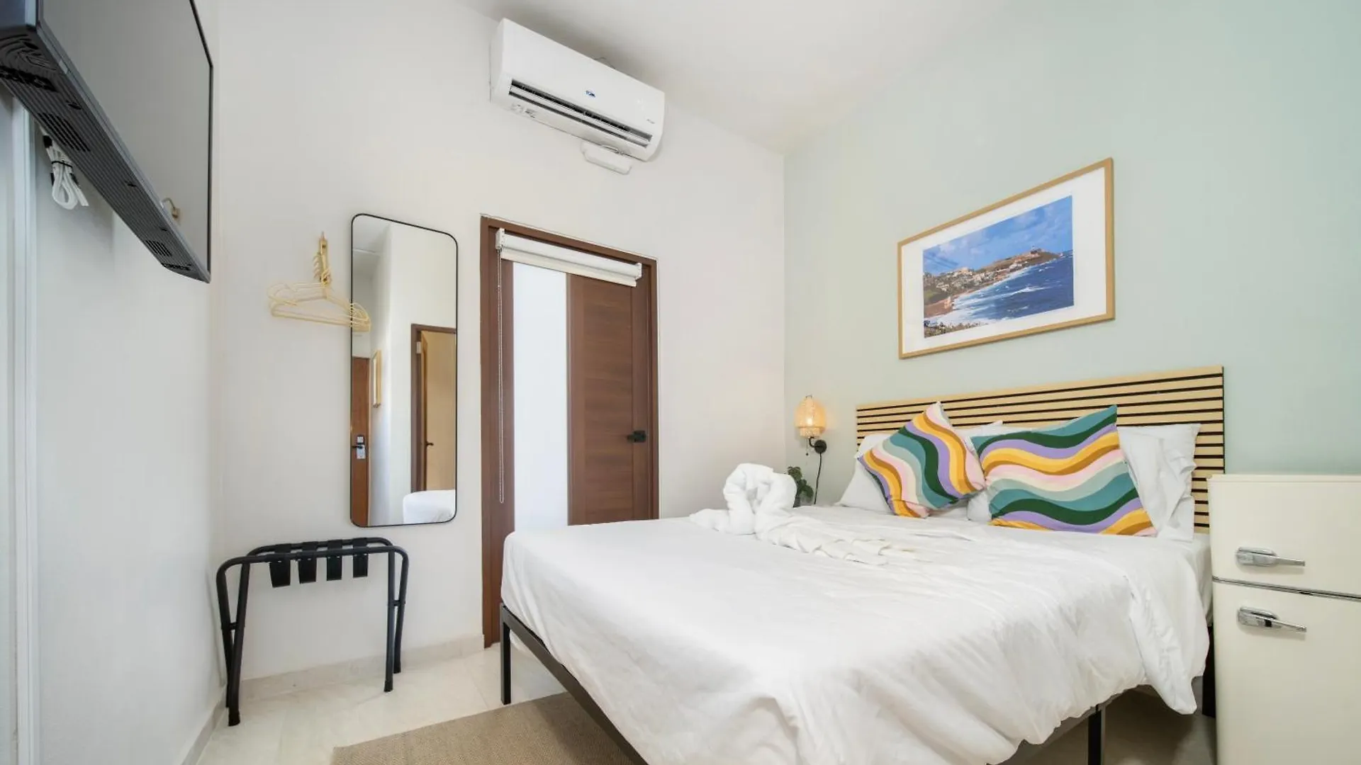 Room 12 Sunlit Balcony Stay Near Calle Cerra San Juan