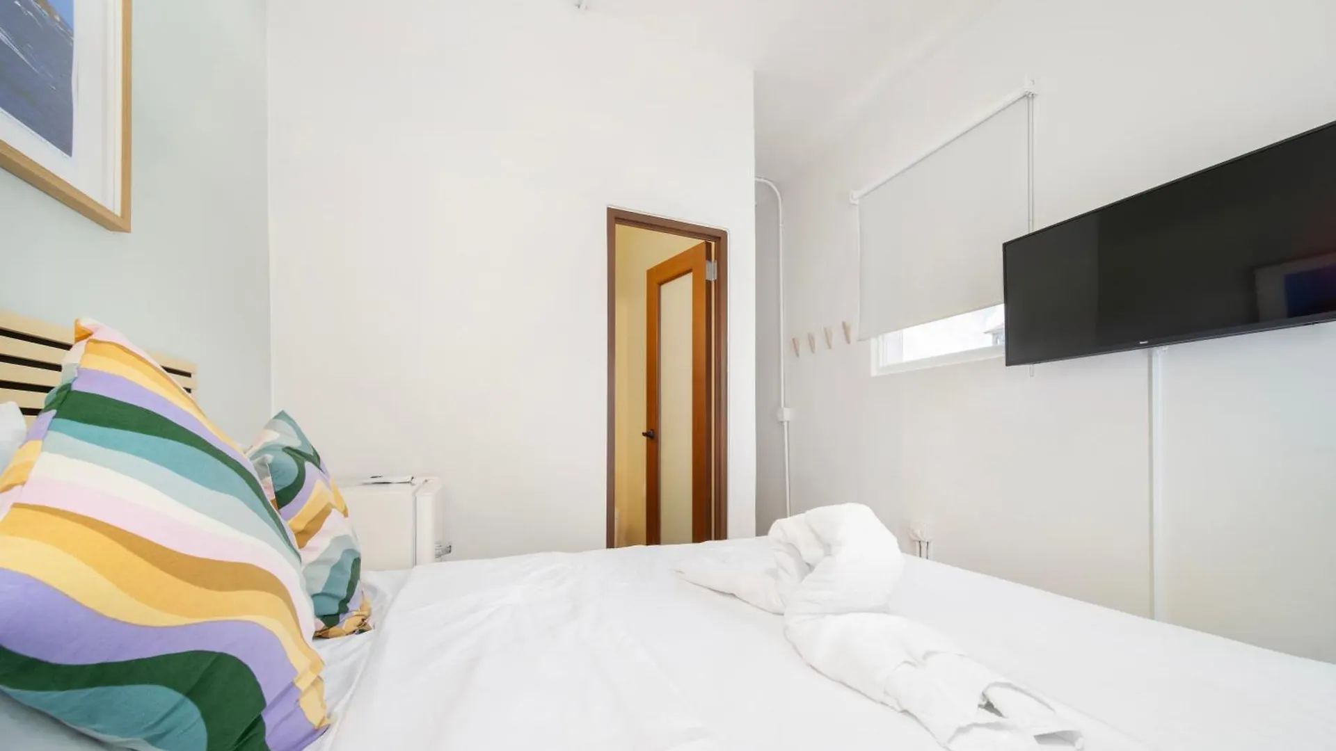 Room 12 Sunlit Balcony Stay Near Calle Cerra San Juan